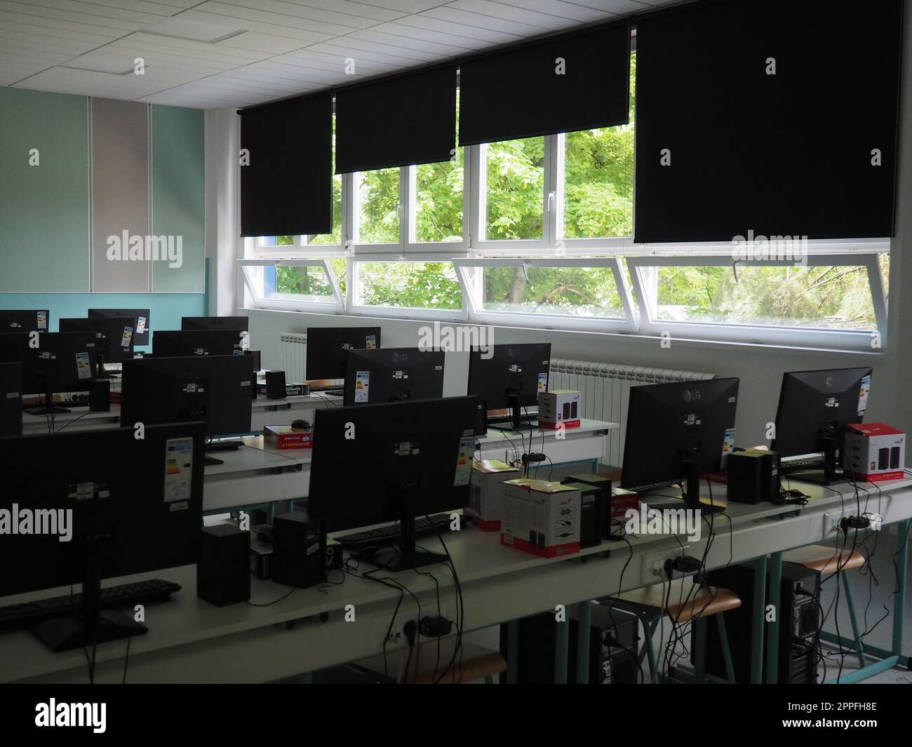 Sremska Mitrovica, Serbia, 15 maggio 2021 gruppo di computer ordinatamente collocato in un laboratorio informatico. Computer, monitor, cavi nella moderna classe della nuova scuola. Scrivanie scolastiche per alunni e studenti Foto Stock