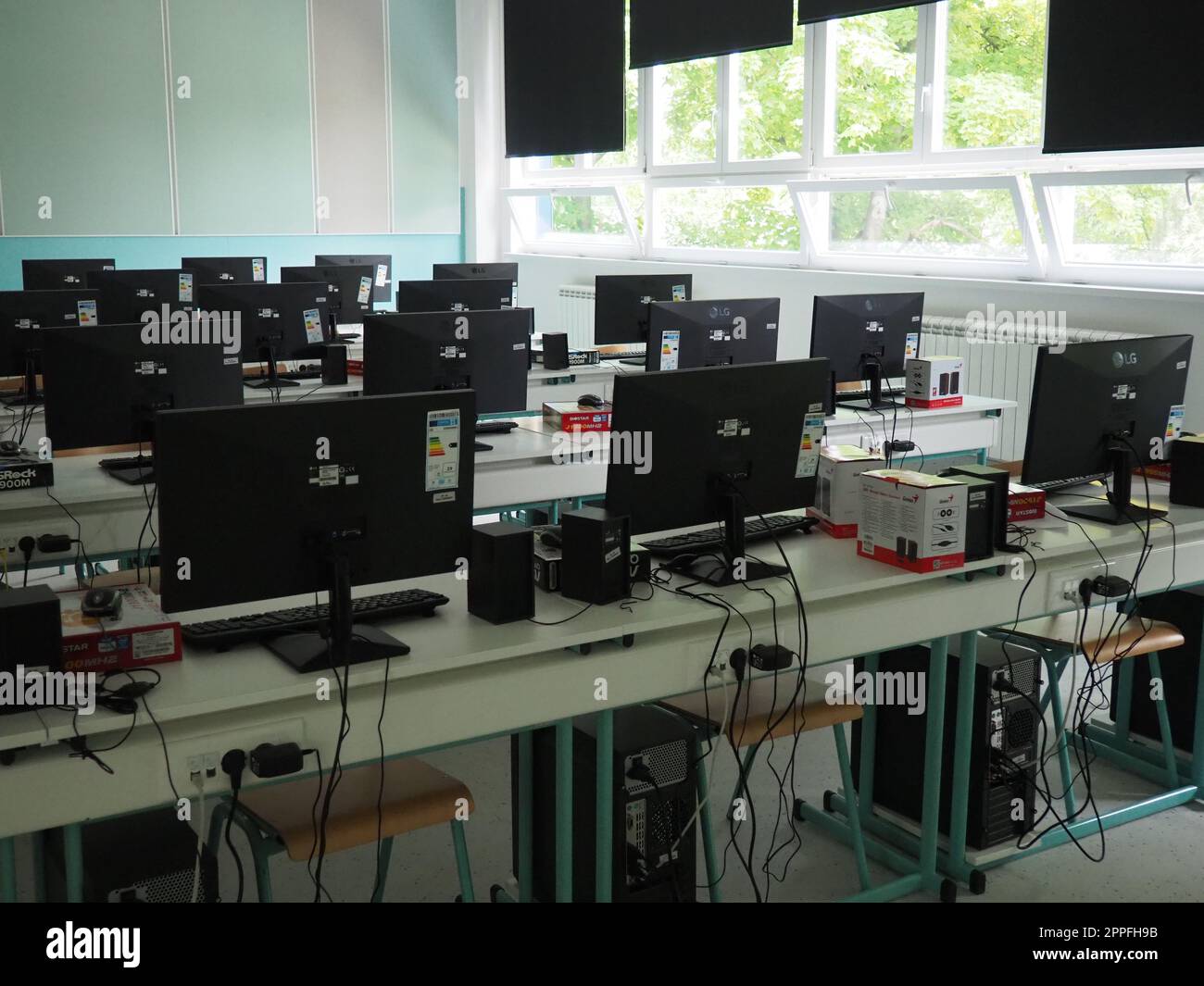 Sremska Mitrovica, Serbia, 15 maggio 2021 gruppo di computer ordinatamente collocato in un laboratorio informatico. Computer, monitor, cavi nella moderna classe della nuova scuola. Scrivanie scolastiche per alunni e studenti Foto Stock