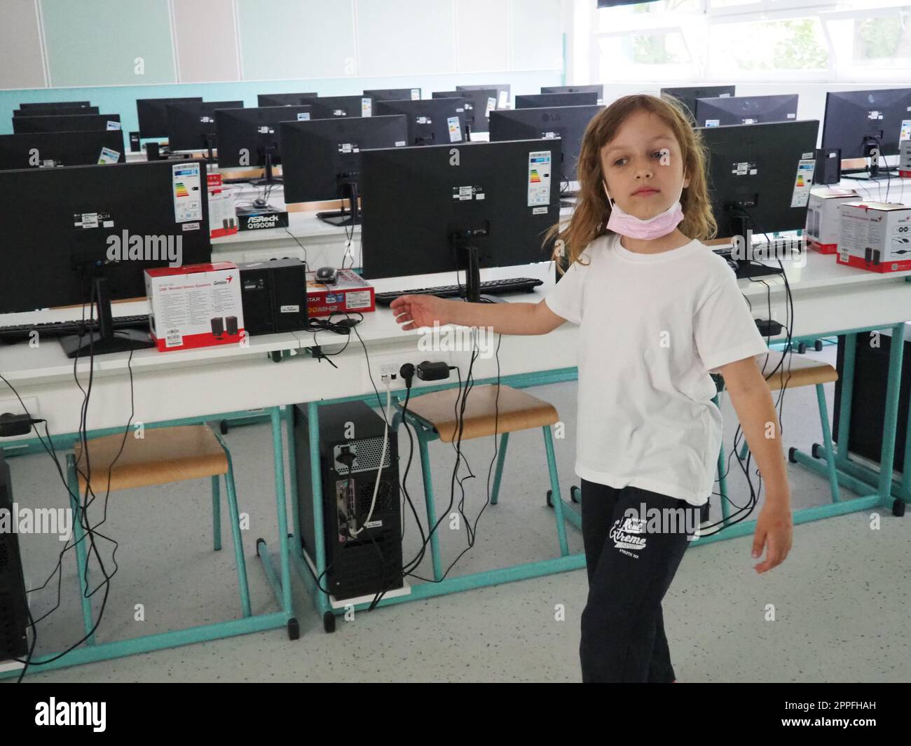 Sremska Mitrovica, Serbia, 15 maggio 2021 gruppo di computer ordinatamente collocato in un laboratorio informatico. Computer, monitor, cavi nella moderna classe della nuova scuola. Scrivanie scolastiche per alunni e studenti Foto Stock