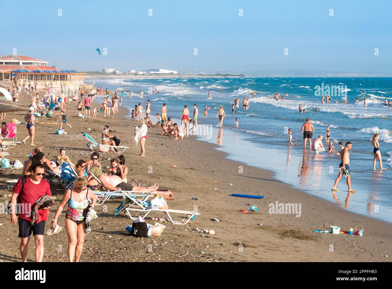 Kourion, Cipro - 22 agosto 2021: Folla di turisti che si rilassano sulla famosa spiaggia di Kourion (Agios Ermogenis) Foto Stock