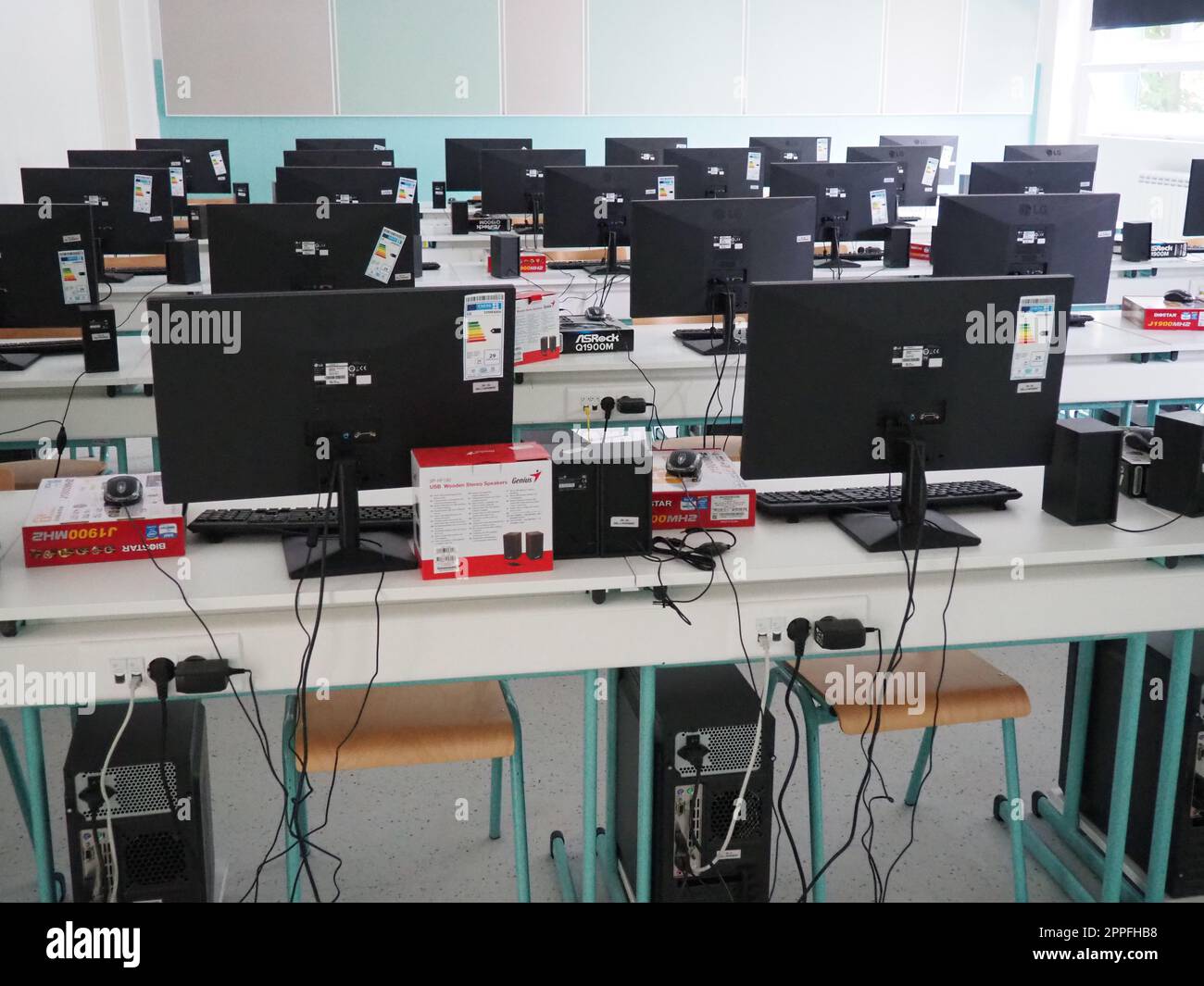 Sremska Mitrovica, Serbia, 15 maggio 2021 gruppo di computer ordinatamente collocato in un laboratorio informatico. Computer, monitor, cavi nella moderna classe della nuova scuola. Scrivanie scolastiche per alunni e studenti Foto Stock