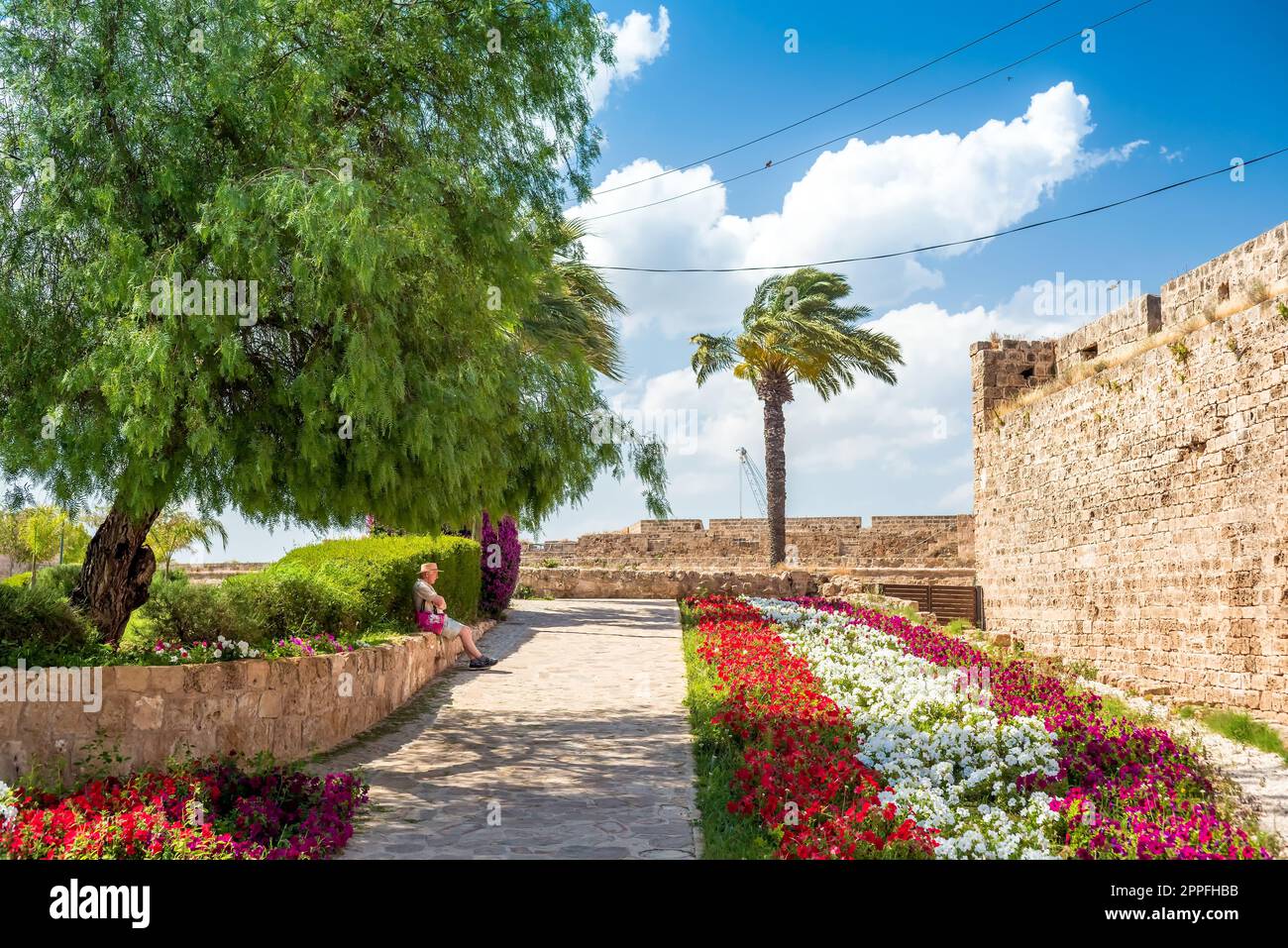 Famagosta, Cipro - 6 maggio 2019: Parco di fronte alla fortezza di Othello Foto Stock
