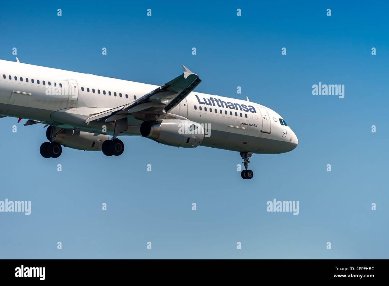 Larnaca, Cipro - 15 settembre 2022: Airbus A321-200 delle compagnie Lufthansa che atterrano all'aeroporto di Larnaca Foto Stock