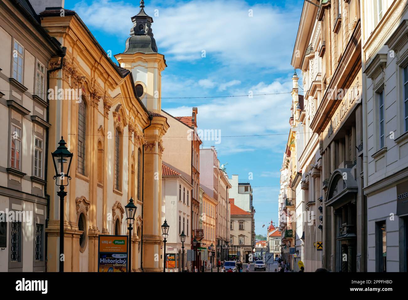 Pilsen (Plzen), Repubblica Ceca - 27 maggio 2018: Via Bedrich Smetany con St. Chiesa di Ann Foto Stock