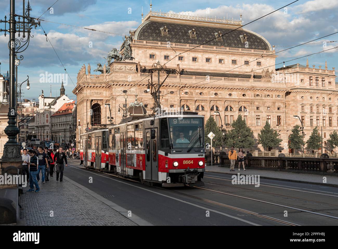 Praga, Repubblica Ceca - 15 2019 maggio: Tram sul Ponte della Legione di fronte al Teatro Foto Stock