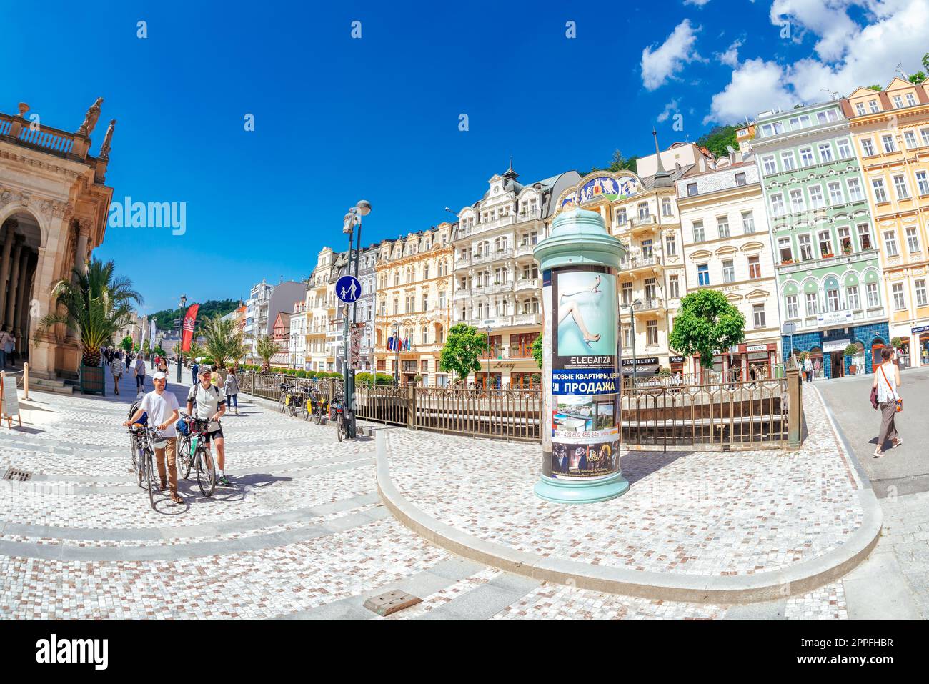 Karlovy Vary, Repubblica Ceca - 26 maggio 2017: Turisti che camminano per le strade della Città Vecchia Foto Stock