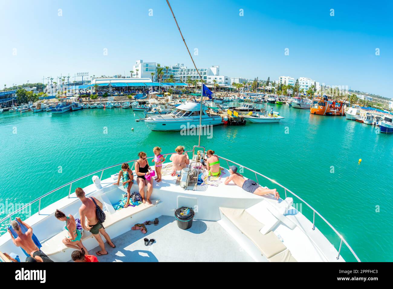 Ayia Napa, Cipro - 10 agosto 2022: Escursione in barca con i turisti Foto Stock