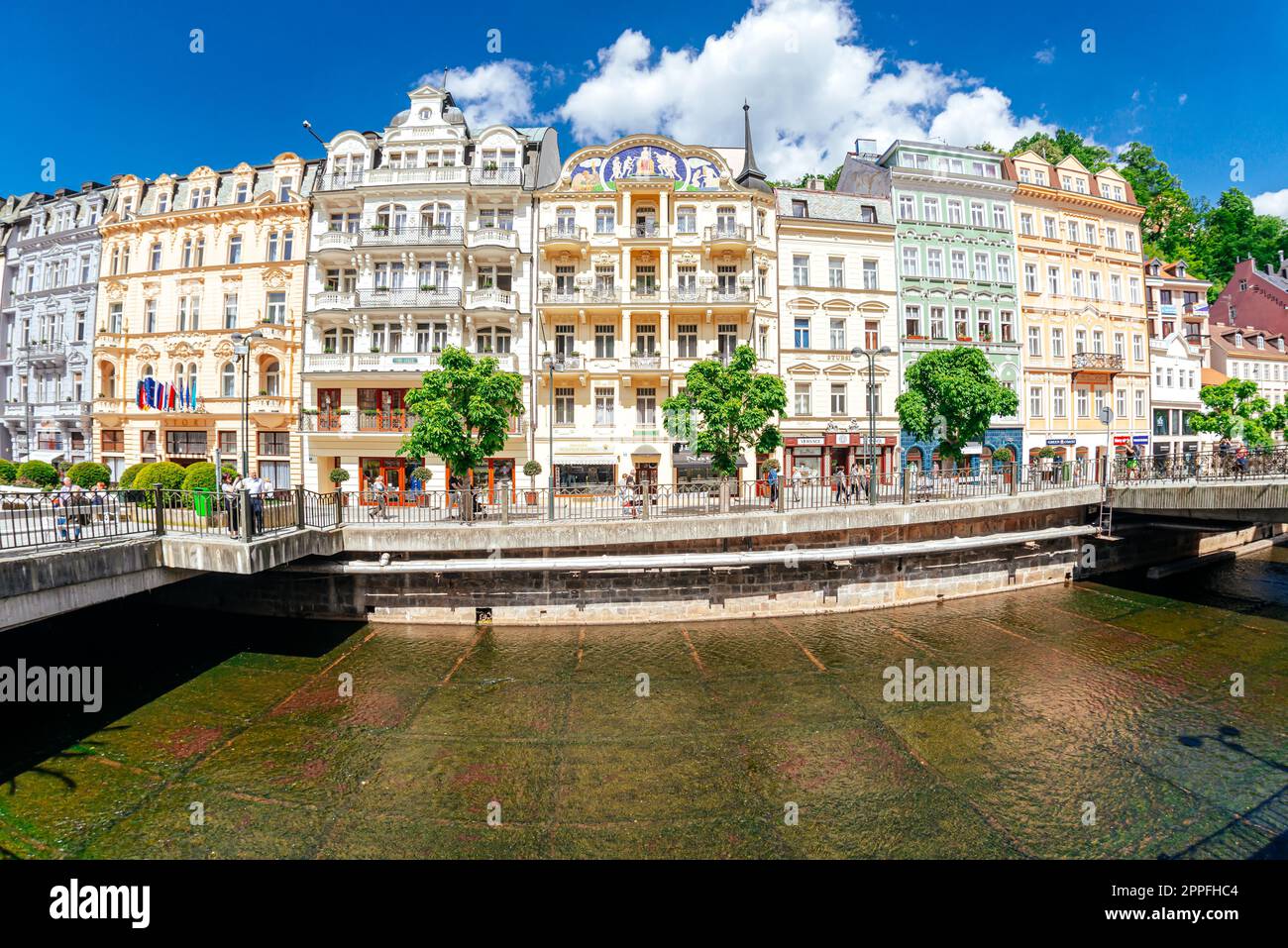 Karlovy Vary, Repubblica Ceca - 25 2019 maggio: Argine del fiume Tepla nella città vecchia Foto Stock