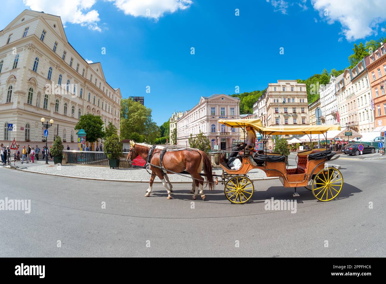 Karlovy Vary, Repubblica Ceca - 25 2019 maggio: Due cavalli imbrigliati alla carrozza Foto Stock