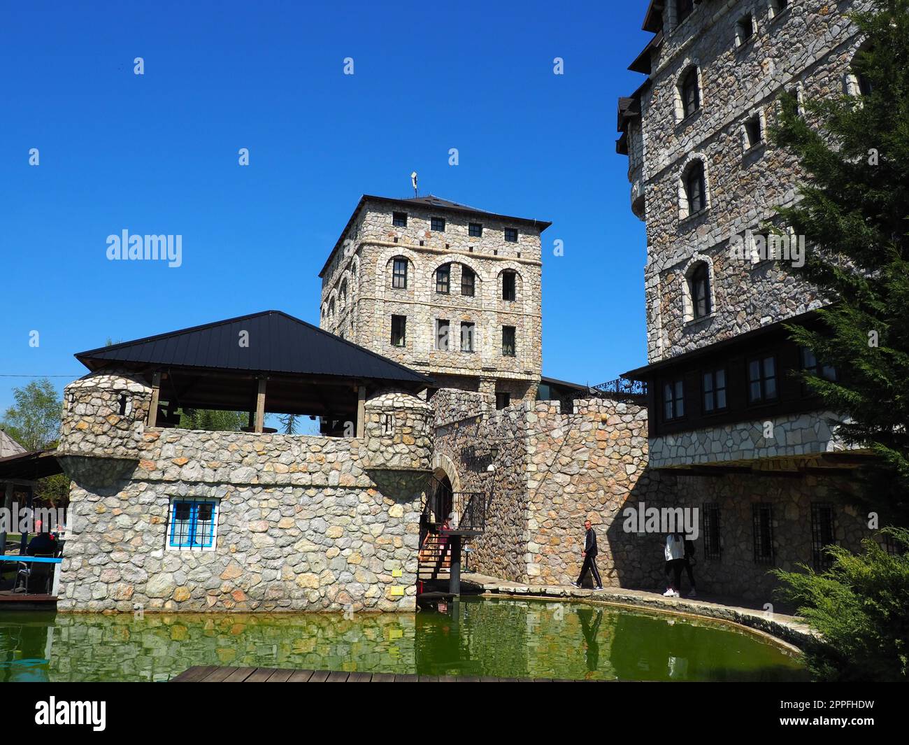 Stanisici, Bijelina, Republika Srpska, Bosnia-Erzegovina Aprile25 2021 villaggio Ethno, turismo e attrazioni. Edifici in pietra e legno dell'hotel. La gente visita il ristorante, le case tradizionali Foto Stock