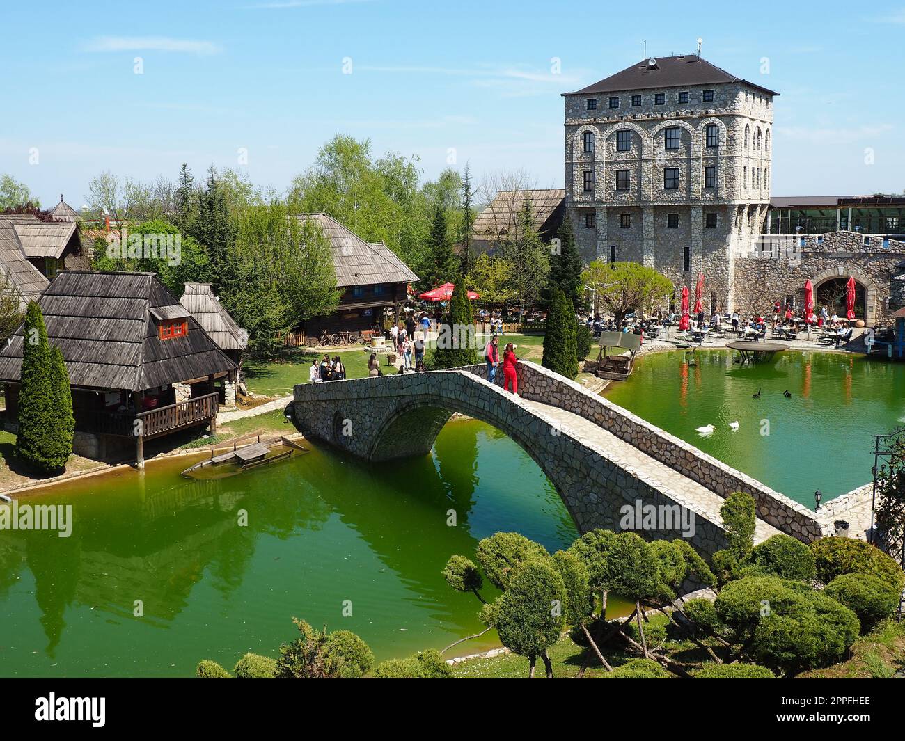 Stanisici, Bijelina, Republika Srpska, Bosnia-Erzegovina Aprile25 2021 villaggio Ethno, turismo e attrazioni. Edifici in pietra e legno dell'hotel. La gente visita il ristorante, le case tradizionali Foto Stock