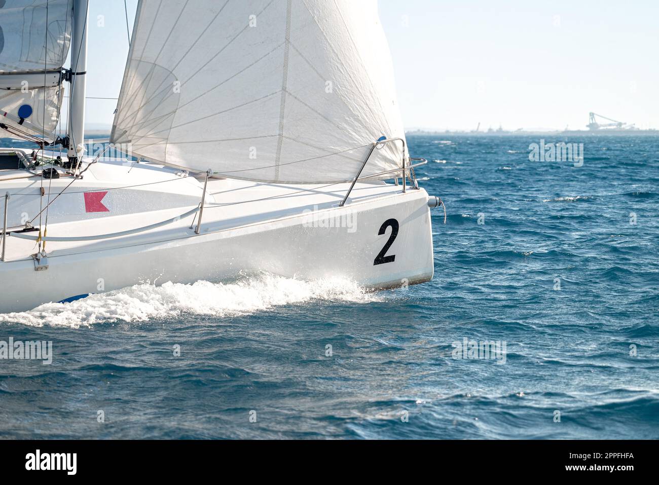 Barca a vela sotto vele bianche durante la gara di regata Foto Stock