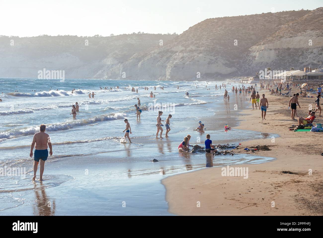 Kourion, Cipro - 22 agosto 2021: Folla di turisti che si rilassano sulla famosa spiaggia di Kourion (Agios Ermogenis) Foto Stock