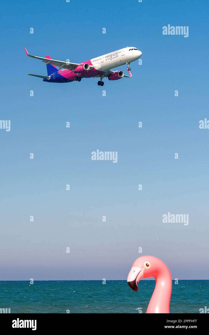 Larnaca, Cipro - 09 luglio 2022: Airbus A321-231 delle compagnie aeree Wizz Air che atterrano all'aeroporto di Larnaca Foto Stock