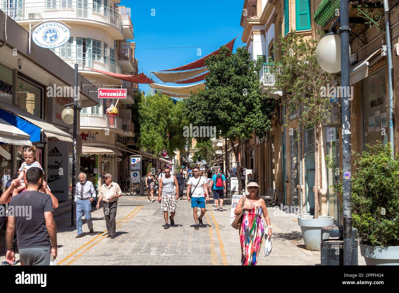 Nicosia, Cipro - 24 ottobre 2022: Persone che camminano sulla via Ledra, una delle principali vie dello shopping nel centro di Nicosia Foto Stock