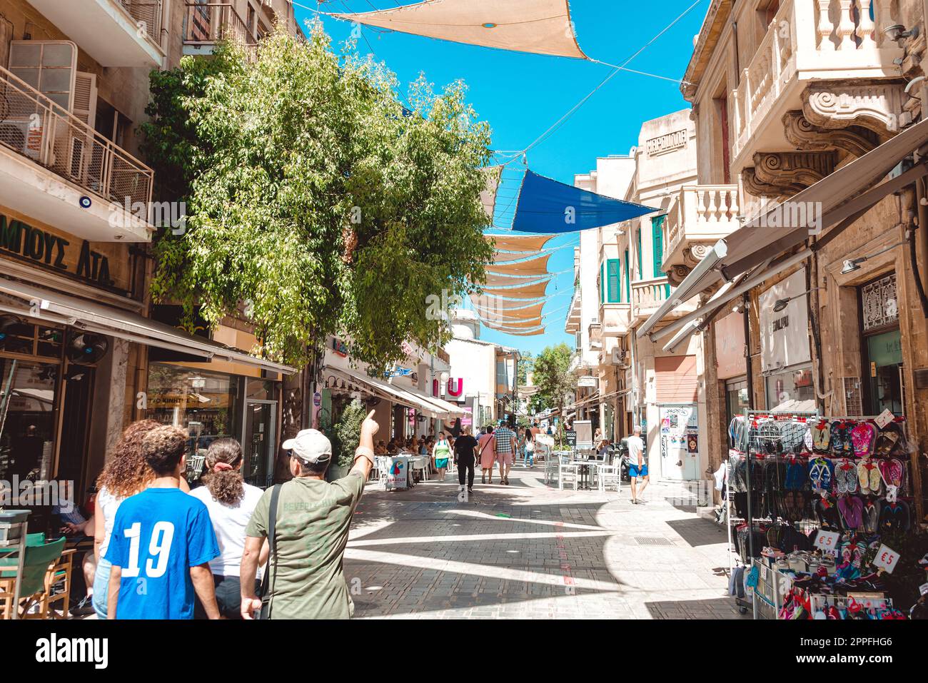 Nicosia, Cipro - 24 settembre 2022: Persone che camminano per la via Ledra. E' una delle principali vie dello shopping nel centro di Nicosia Foto Stock