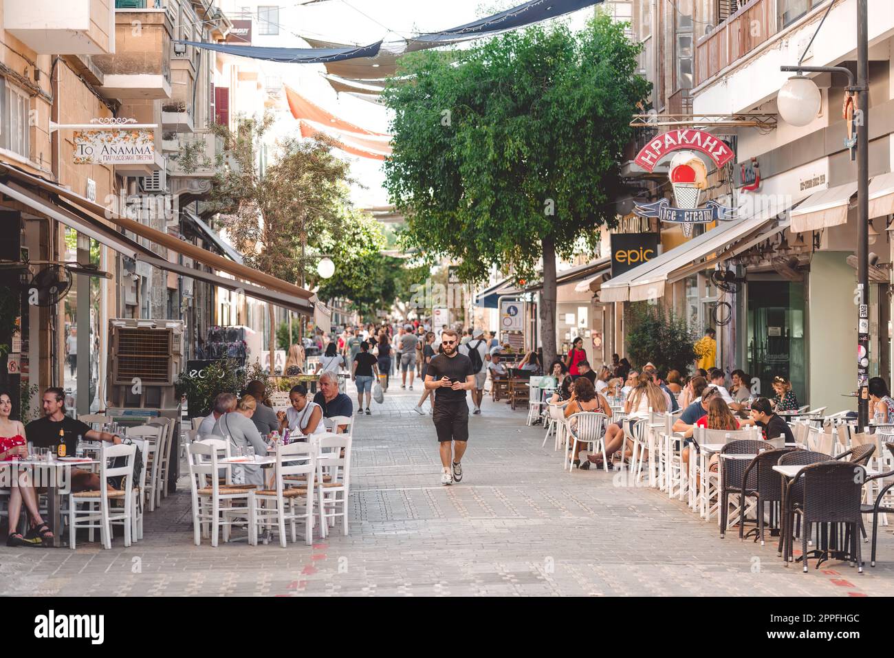 Nicosia, Cipro - 24 ottobre 2022: Le persone che si godono una giornata di sole in caffè in via Ledra nel centro di Nicosia, Cipro. Foto Stock