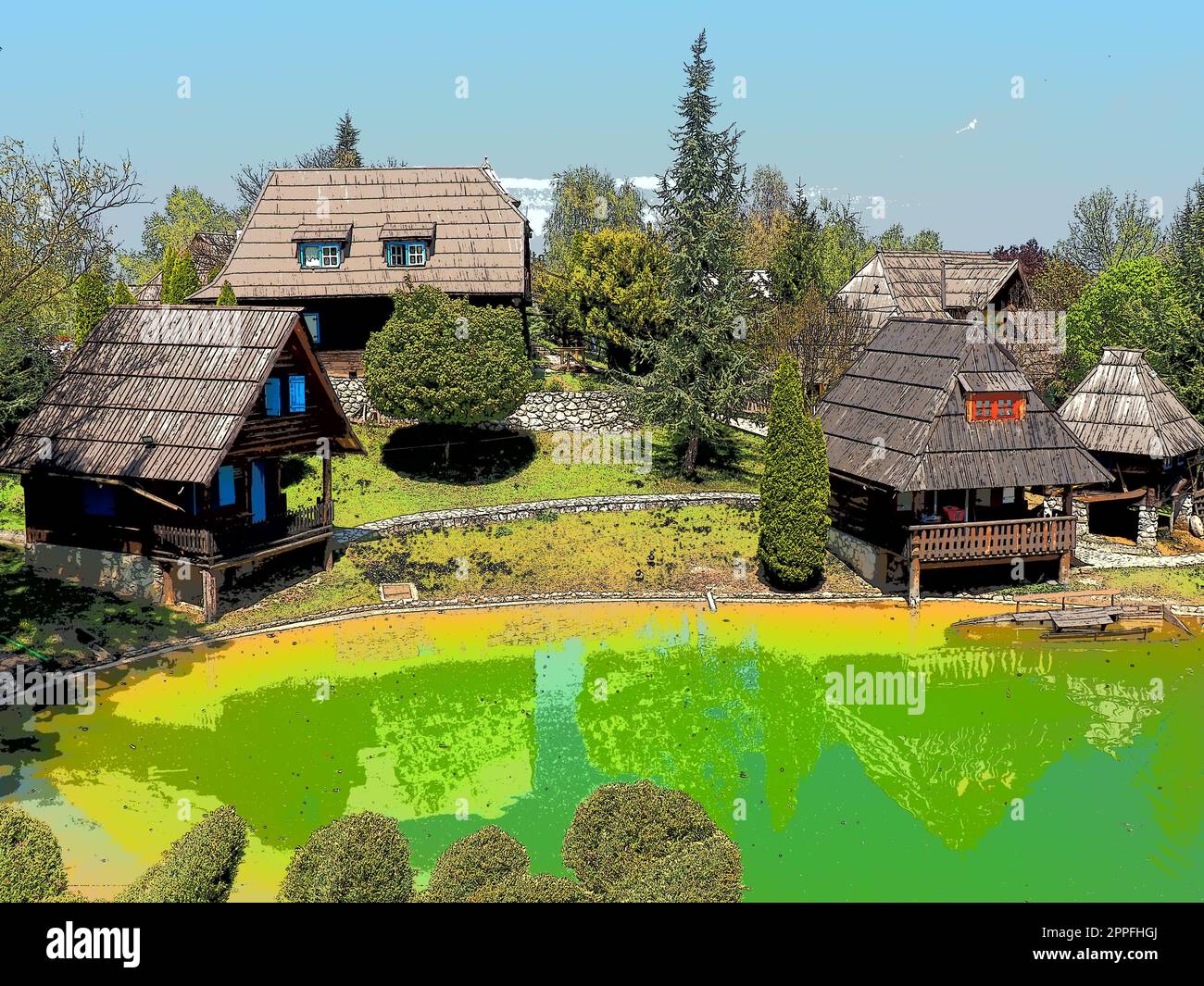 Stanisici, Bijelina, Bosnia ed Erzegovina. 25 aprile 2021 Ethno-Village, tradizionali case di villaggio fatte di tronchi, stile bosniaco di costruzione negli altopiani. Lago con acqua. Architettura in legno. Foto Stock