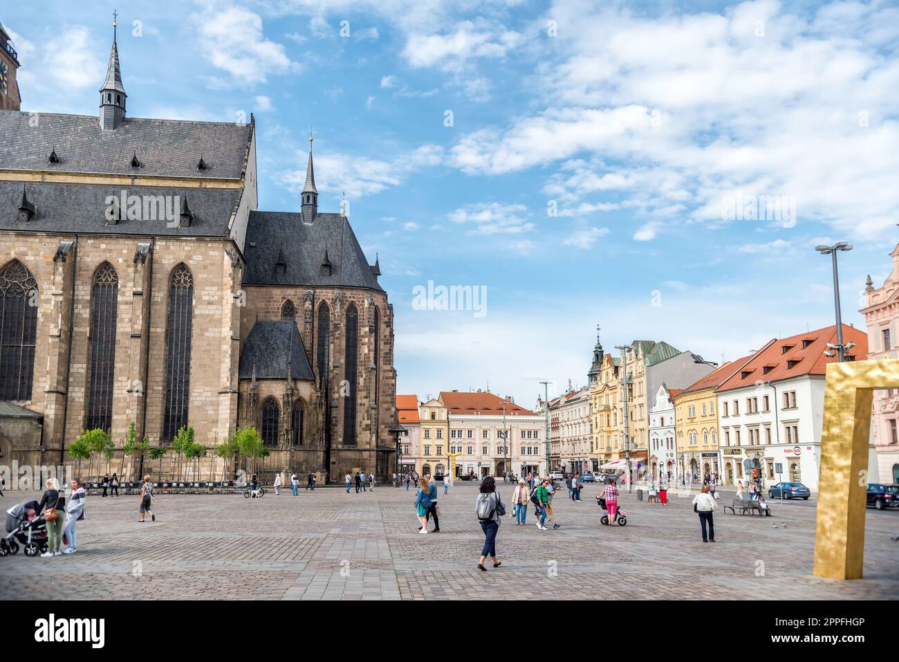 Plzen (Pilsen), Repubblica Ceca - 05 maggio 2022: Persone sulla piazza principale della città vecchia Foto Stock