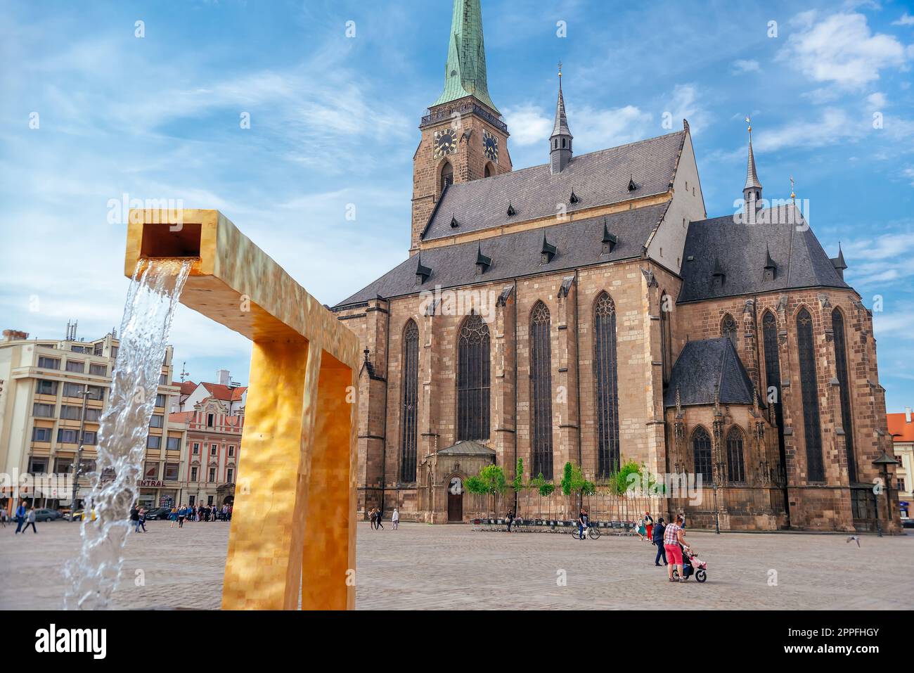 Plzen (Pilsen), Repubblica Ceca - 05 maggio 2022: Cattedrale di San Bartolomeo nella piazza principale di Plzen con una fontana in primo piano Foto Stock