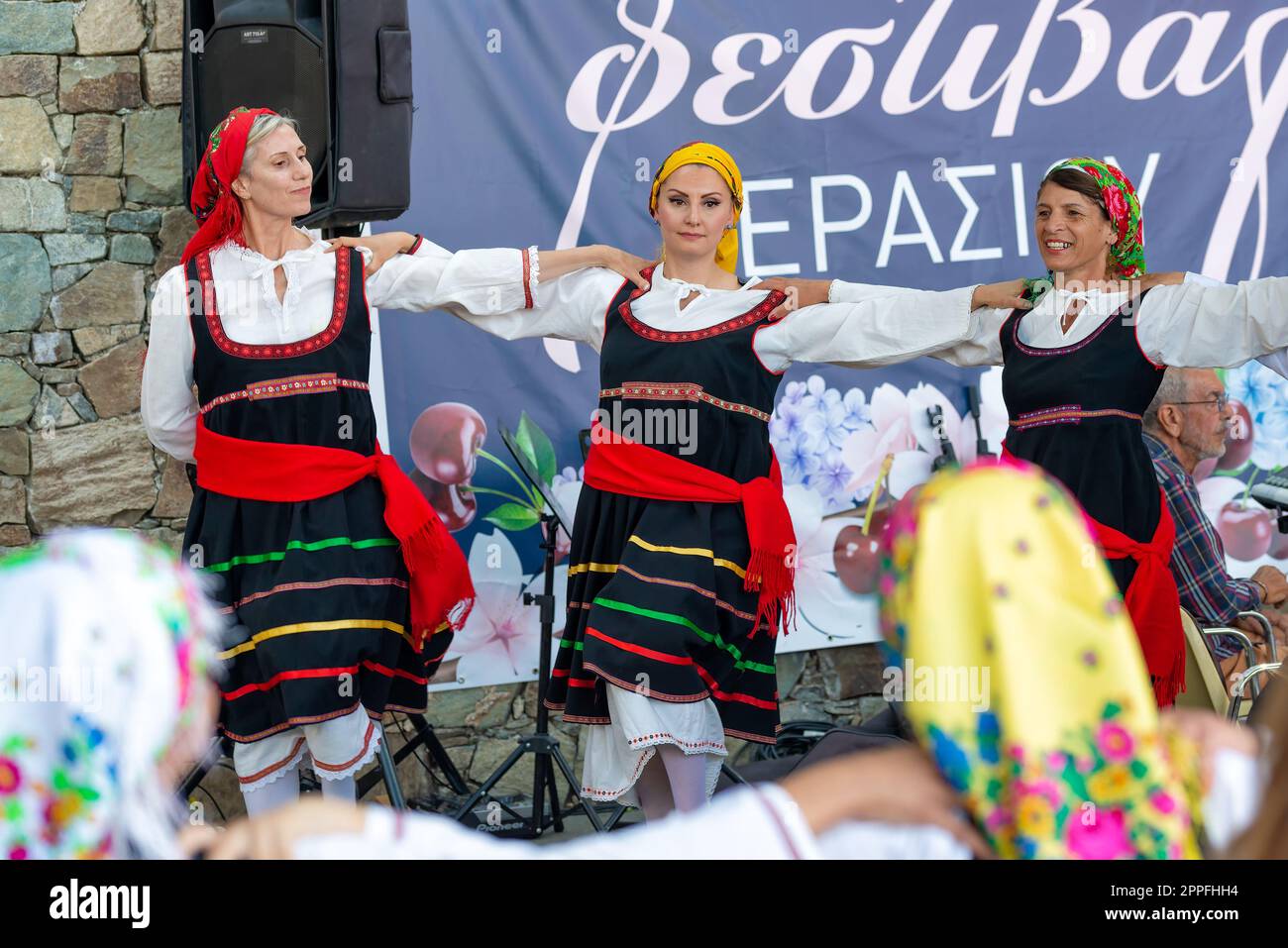 Pedoulas, Cipro - 13 giugno 2022: Ensemble nazionale di ballo folk al festival annuale del ciliegia Foto Stock