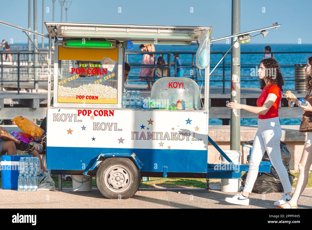 Limassol, Cipro - 13 giugno 2022: Carretto popcorn al parco marino di Molos Foto Stock