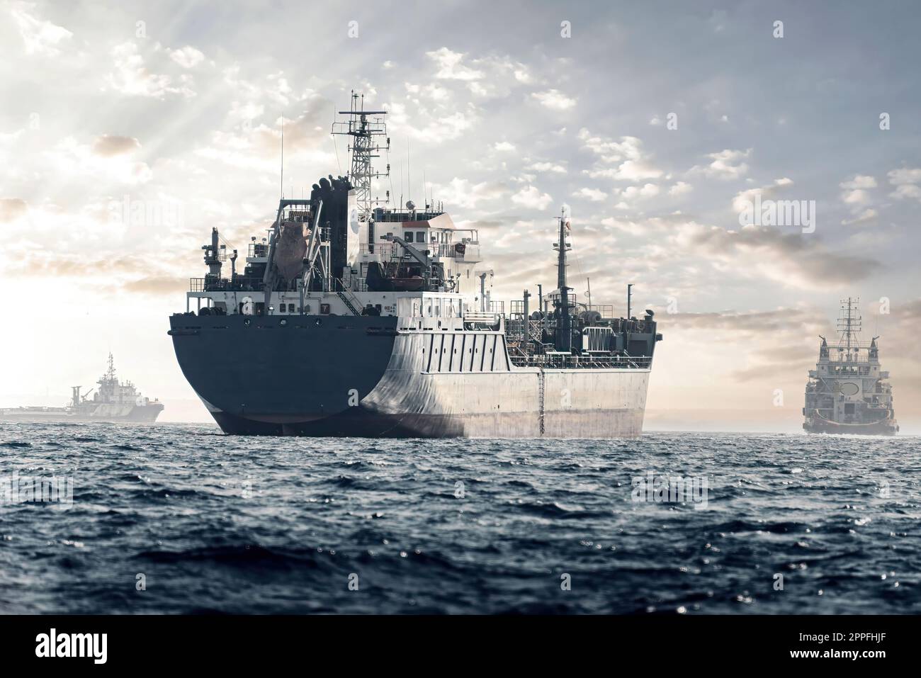 Prodotti petroliferi nave in autocisterna al tramonto nel Mar Mediterraneo Foto Stock