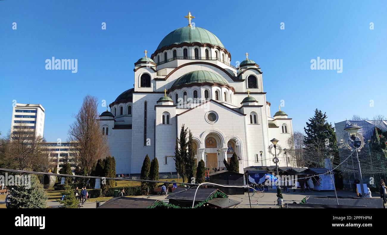 Belgrado, Serbia - 14 febbraio 2020 Tempio di San Sava a Belgrado nel pomeriggio con il sole. Grande edificio religioso in stile neo-bizantino. Facciata White marmore Foto Stock