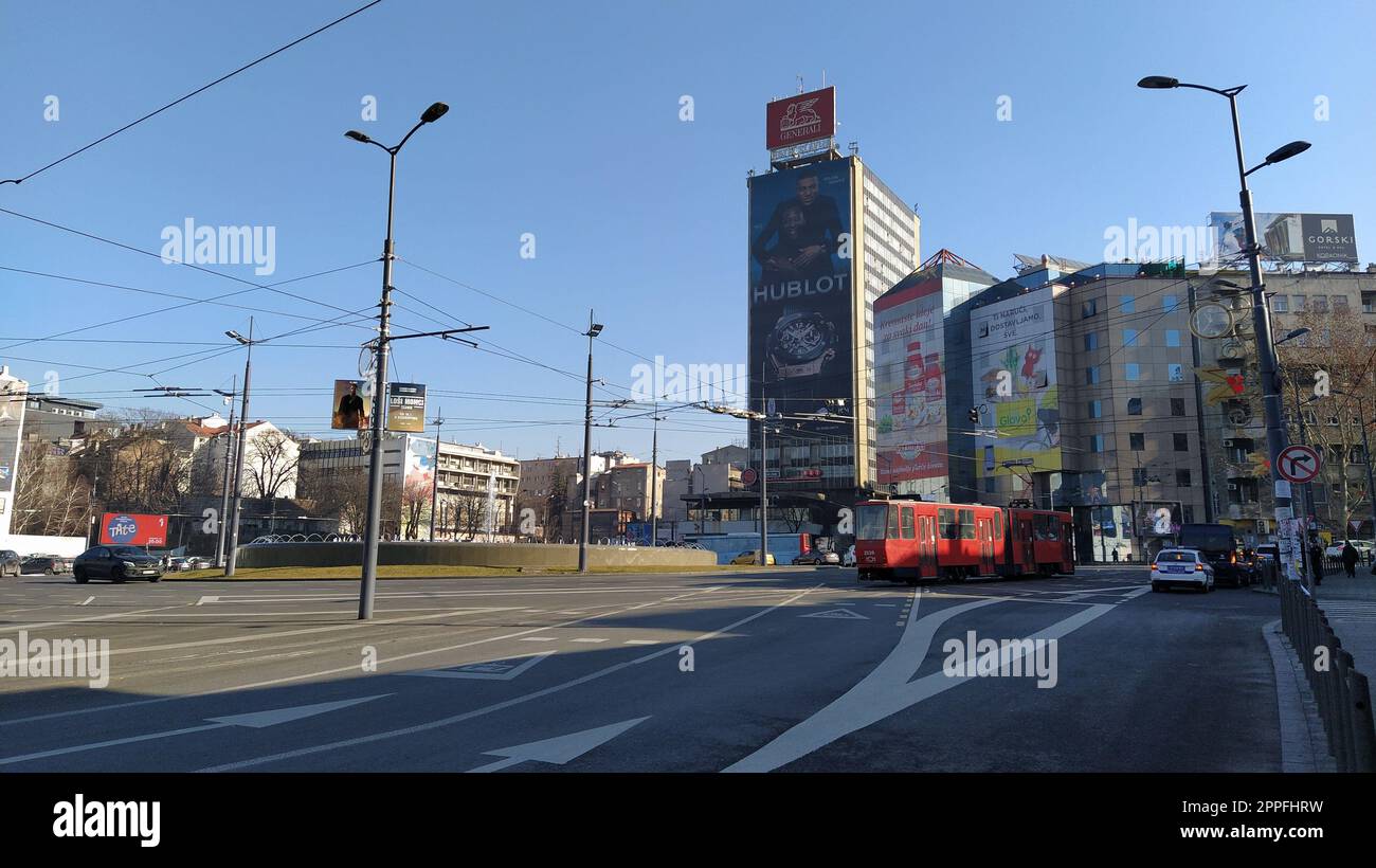 Belgrado, Serbia. 20 marzo 2020. Piazza Slavia. Area circolare centrale con traffico attivo. Il famoso hotel Slavia. Edifici, veicoli promettenti e lampioni. Tempo soleggiato Foto Stock