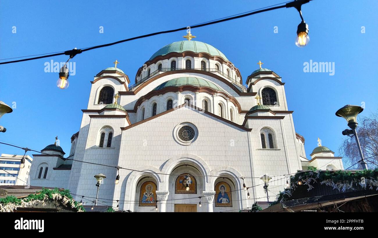 Belgrado Serbia - 14 febbraio 2020 Tempio di San Sava a Belgrado nel pomeriggio con il sole. Grande edificio religioso in stile neo-bizantino. Facciata White marmore Foto Stock
