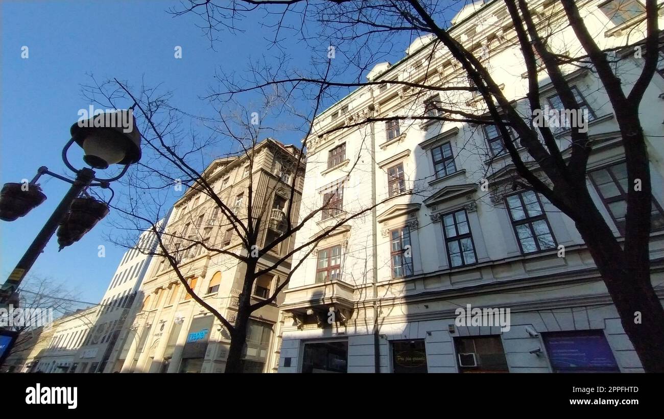 Belgrado, Serbia - 24 gennaio 2020: Vecchi edifici nel centro di Belgrado. L'architettura del XIX - inizio del XX secolo. Europa. Cielo blu. Città senza neve in inverno Foto Stock