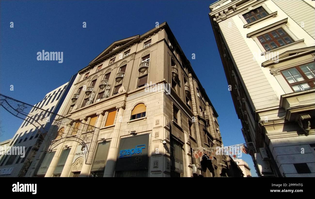 Belgrado, Serbia - 24 gennaio 2020: Vecchi edifici nel centro di Belgrado. L'architettura del XIX - inizio del XX secolo. Europa. Cielo blu. Foto Stock