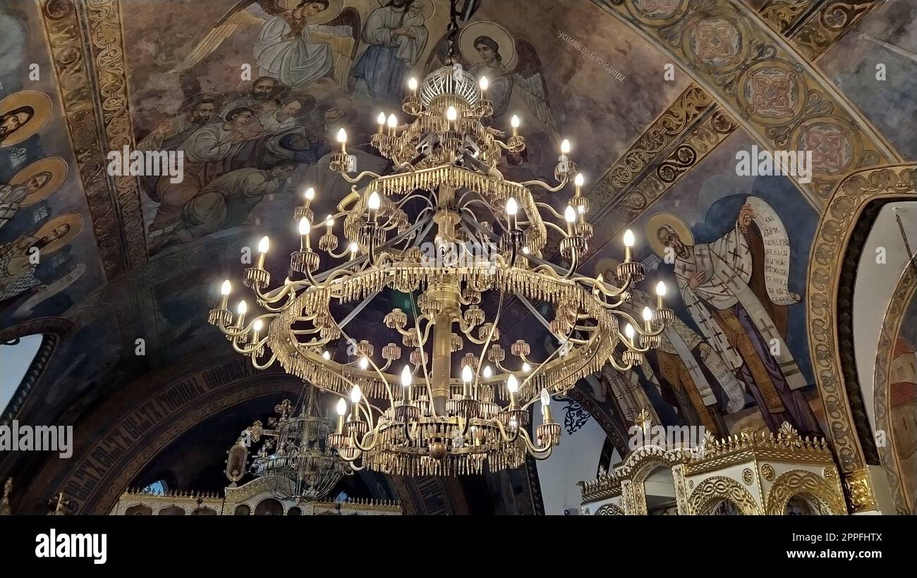 Belgrado, Serbia. 24 gennaio 2020. Splendido lampadario nella chiesa di San Petka sulla fortezza di Kalemegdan. Decorazione della Chiesa ortodossa. Foto Stock