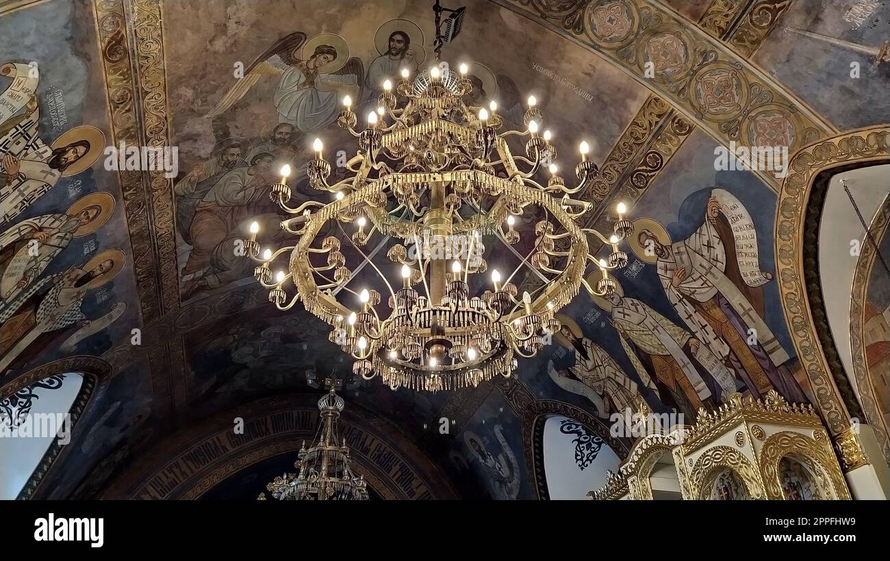 Belgrado, Serbia. 24 gennaio 2020. Splendido lampadario nella chiesa di San Petka sulla fortezza di Kalemegdan. Decorazione della Chiesa ortodossa Foto Stock