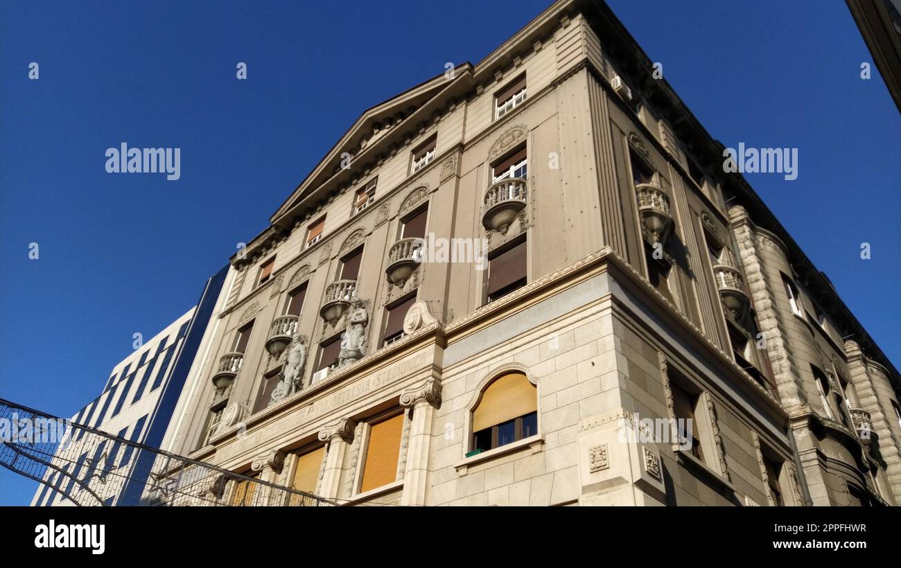 Belgrado, Serbia - 24 gennaio 2020: Vecchi edifici nel centro di Belgrado. L'architettura del XIX - inizio del XX secolo. Europa. Cielo blu. Foto Stock