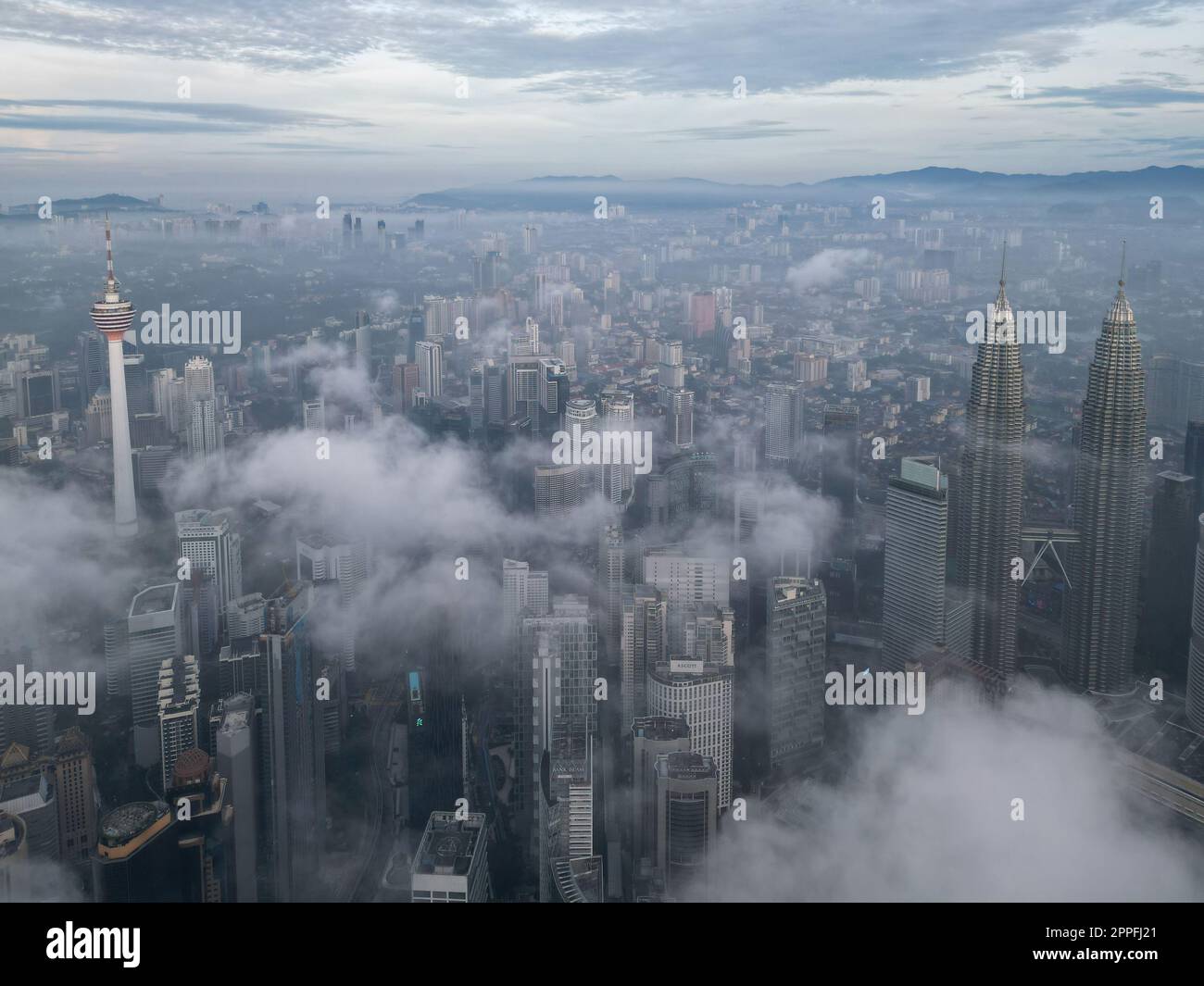 Giornata mattutina in nebbia al grattacielo Bukit Bintang Foto Stock