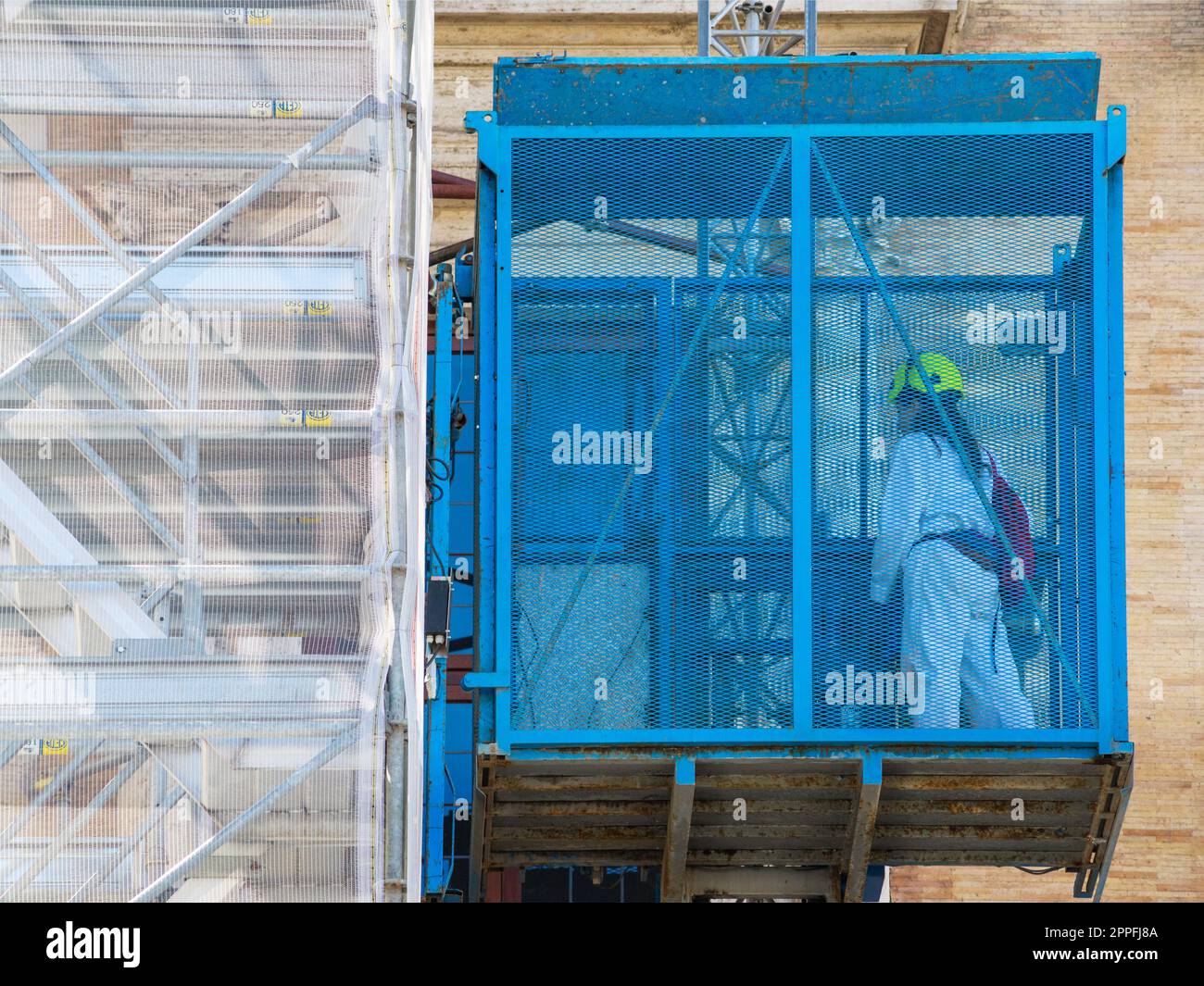 Impalcature in un edificio in fase di ristrutturazione Foto Stock