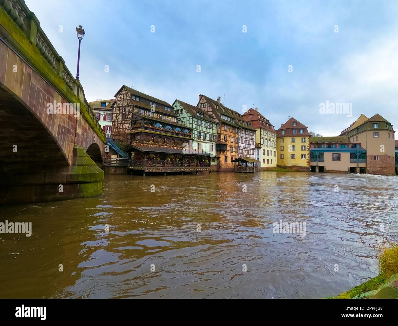 Vista degli edifici medievali riflesso sul canale nel quartiere Little france a Strasburgo d'inverno Foto Stock