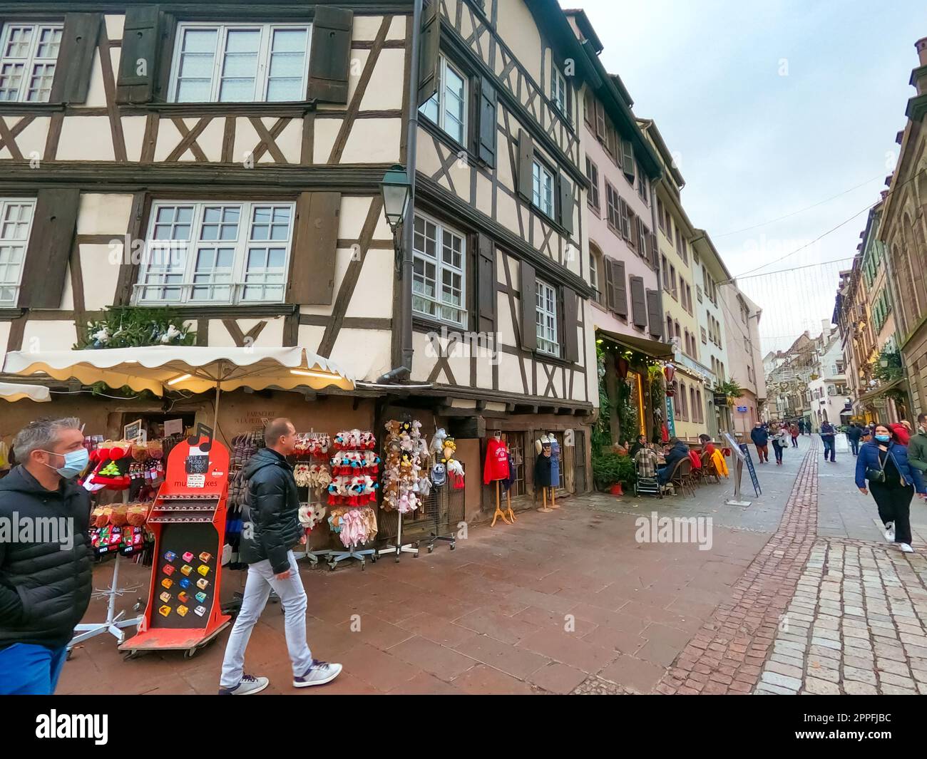 Vista degli edifici medievali riflesso sul canale nel quartiere Little france a Strasburgo d'inverno Foto Stock