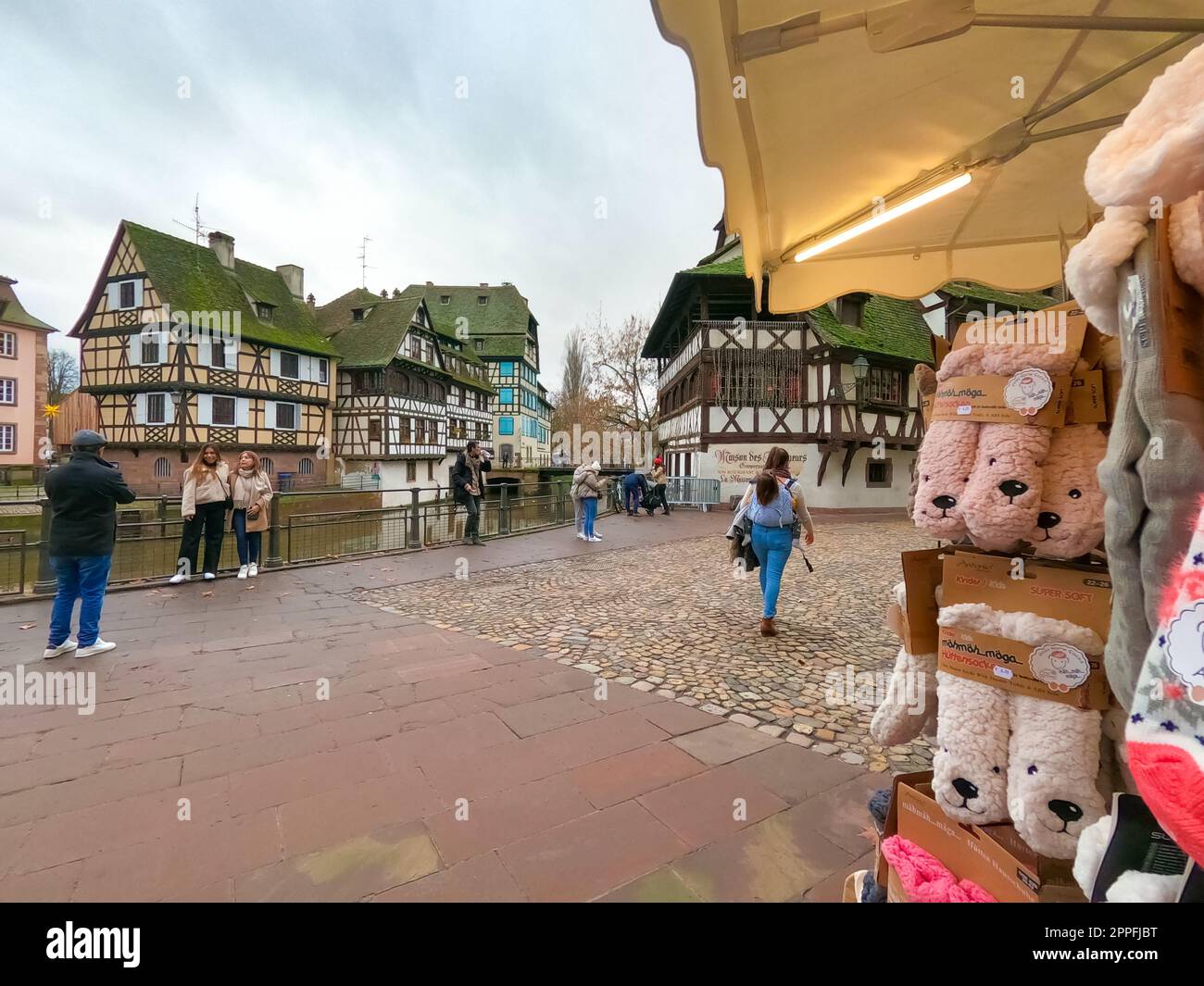 Vista degli edifici medievali riflesso sul canale nel quartiere Little france a Strasburgo d'inverno Foto Stock