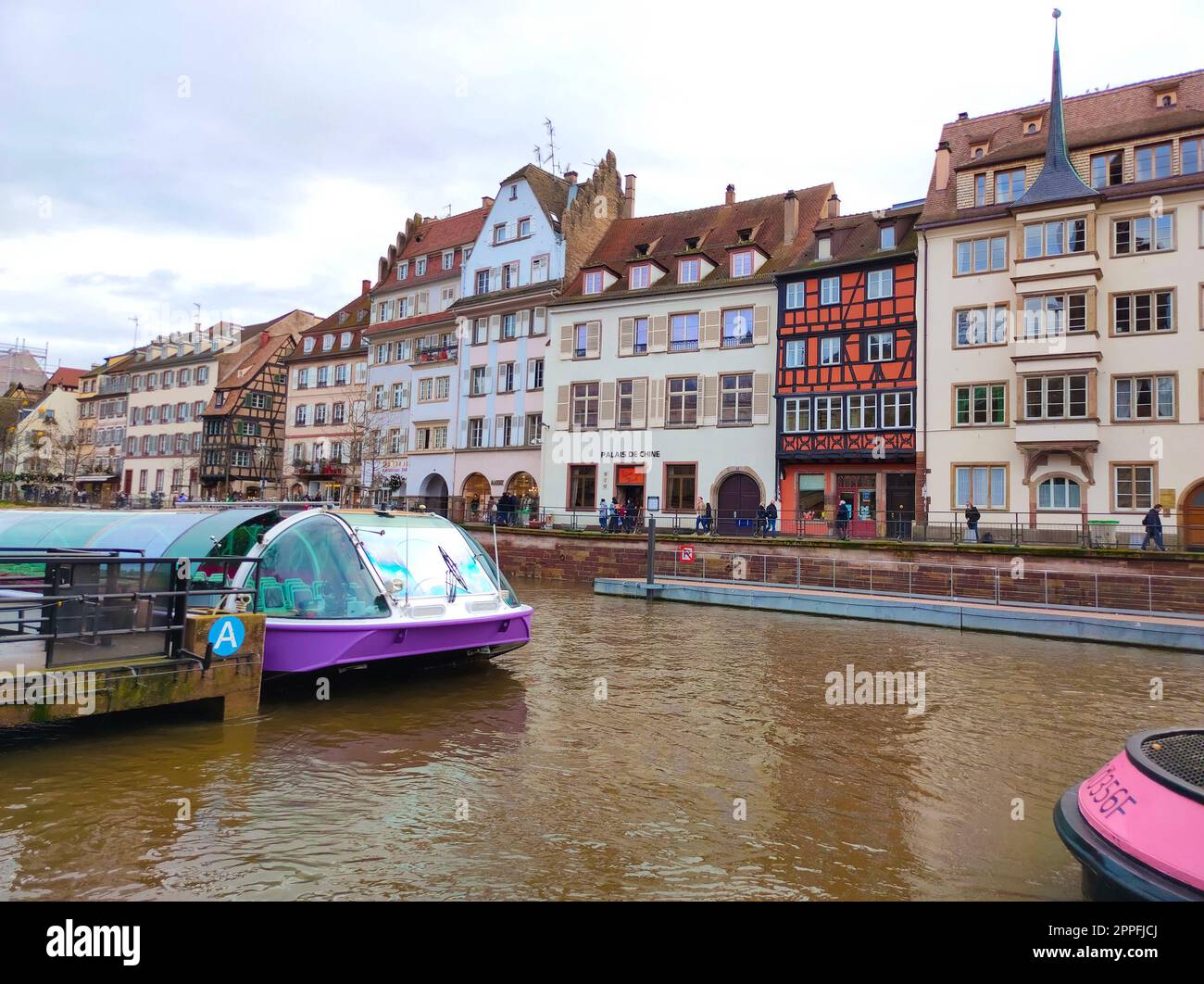 Tram fluviale con i turisti su un canale d'acqua sullo sfondo di antiche case. Vista sul fiume. Strasburgo, Francia. Famosa destinazione turistica, viaggi, turismo Foto Stock
