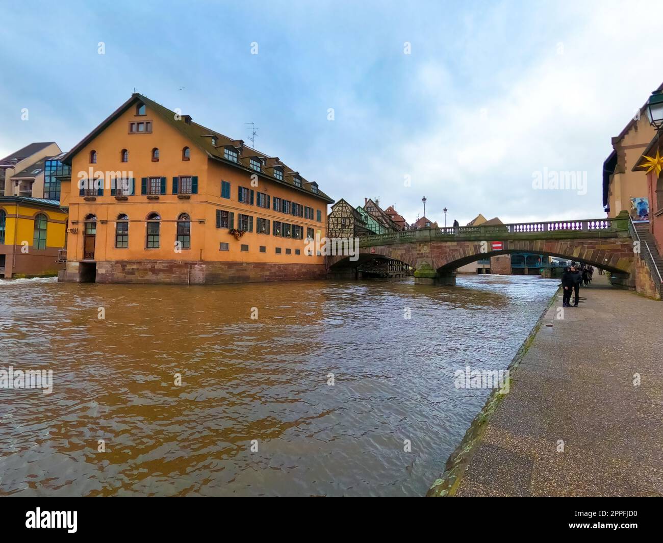 Vista degli edifici medievali riflesso sul canale nel quartiere Little france a Strasburgo d'inverno Foto Stock