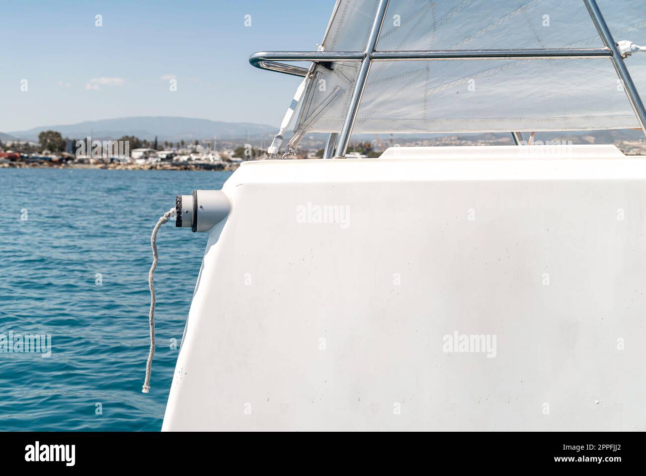 Primo piano di uno yacht a vela sportivo Foto Stock