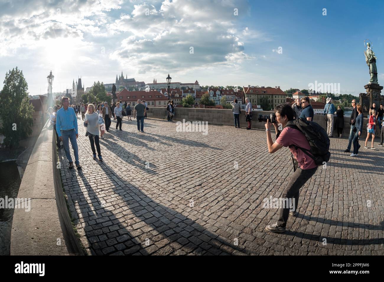 Praga, Repubblica Ceca - 17 maggio 2019: I turisti scattano foto al ponte Carlo Foto Stock