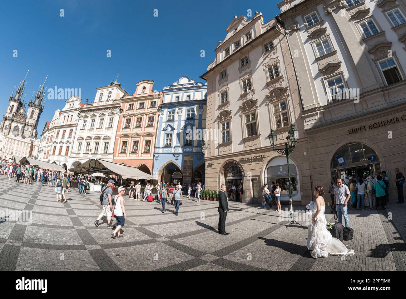 Praga, Repubblica Ceca - 18 maggio 2019: Turisti che camminano a Staromestske Namesti (Piazza della Città Vecchia) in una giornata di sole Foto Stock