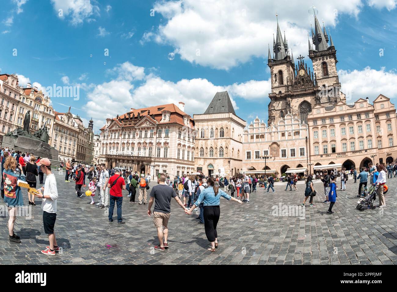 Praga, Repubblica Ceca - 17 maggio 2019: Turisti in Piazza della Città Vecchia a Praga Foto Stock