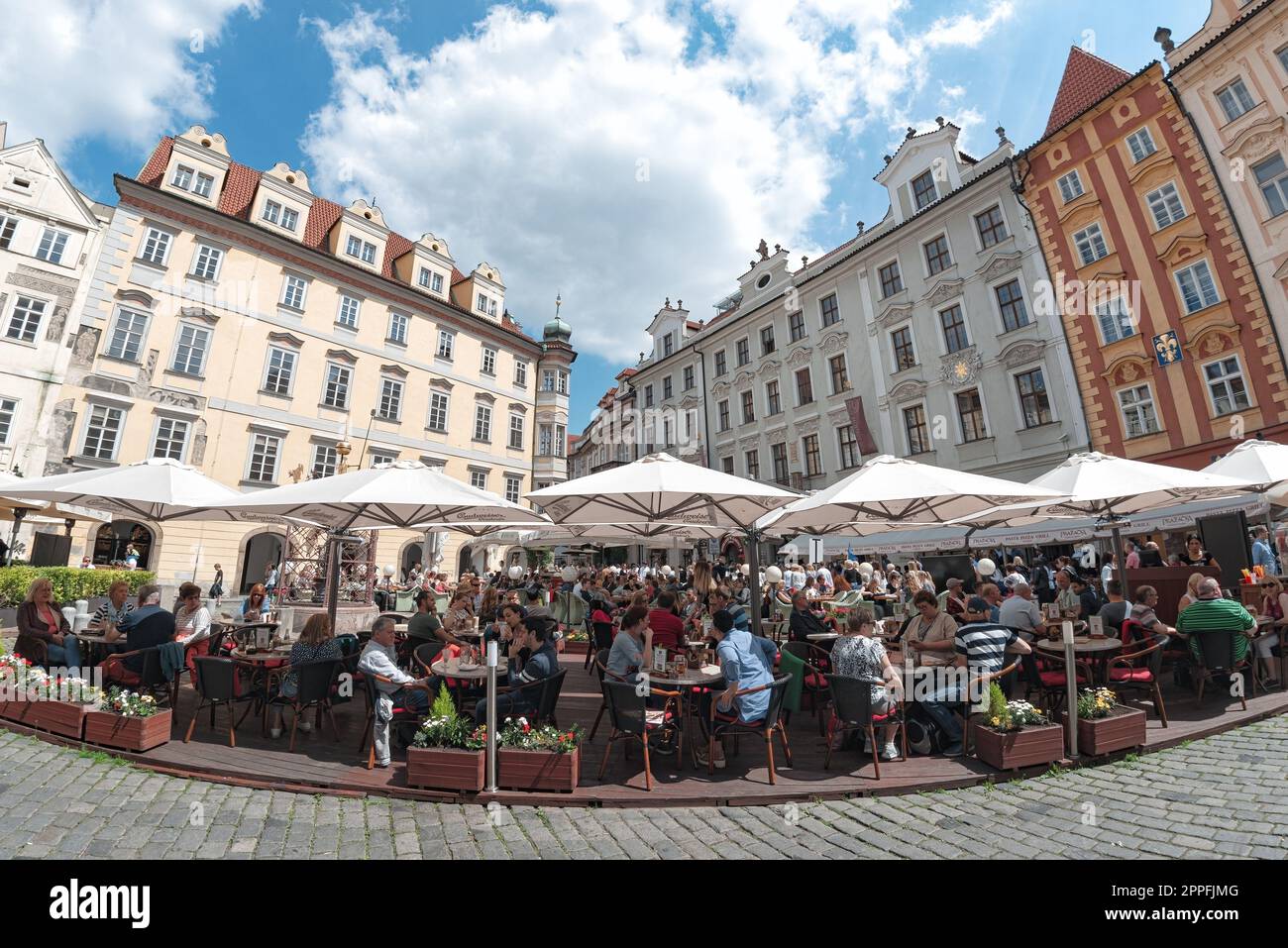 Praga, Repubblica Ceca - 15 maggio 2019: Persone in caffè e ristoranti a Male Namesti (Piazza piccola) nella città vecchia di Praga Foto Stock
