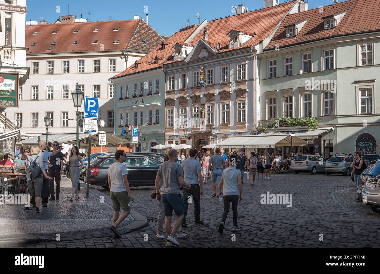 Praga, Repubblica Ceca - 17 maggio 2019: Folle di turisti in piazza Betlemme (Betlemske namesti) Foto Stock