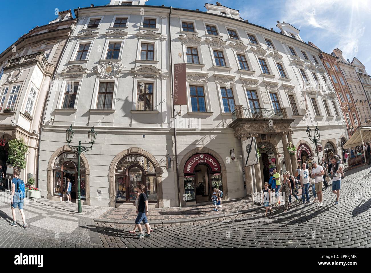 Praga, Repubblica Ceca - 18 maggio 2019: Turisti a piedi a Male Namesti (piccola piazza) nella città vecchia di Praga Foto Stock