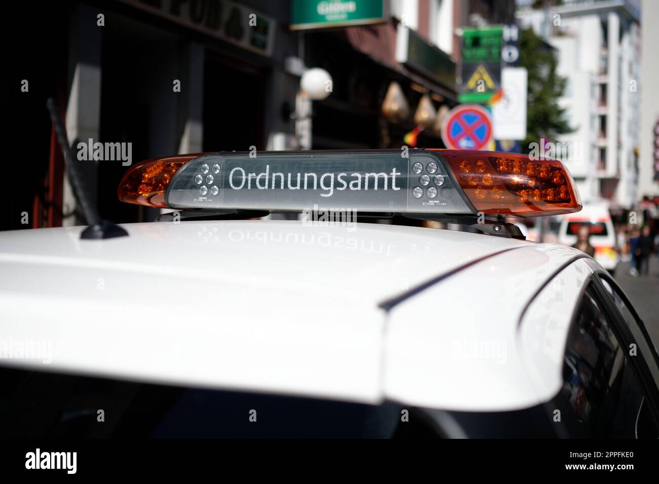 un'auto dell'ufficio dell'ordine pubblico nel centro storico di colonia per i controlli Foto Stock